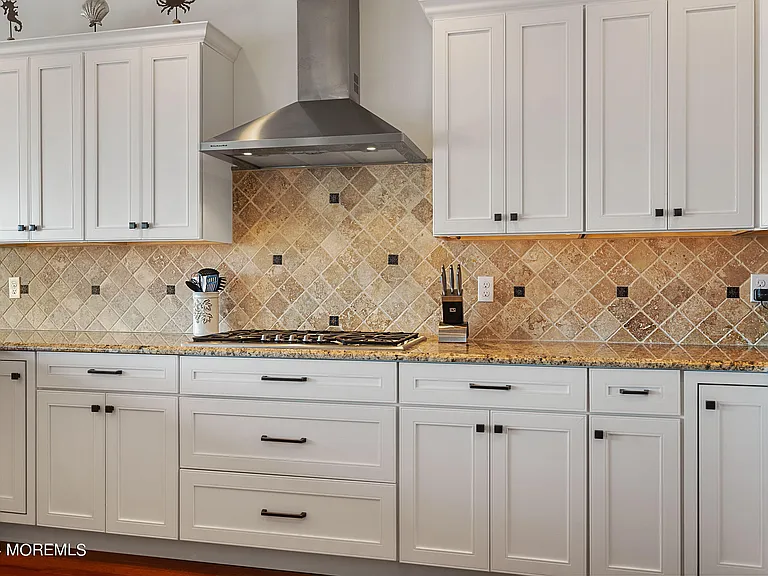 556 Riverside Dr — Photo 20