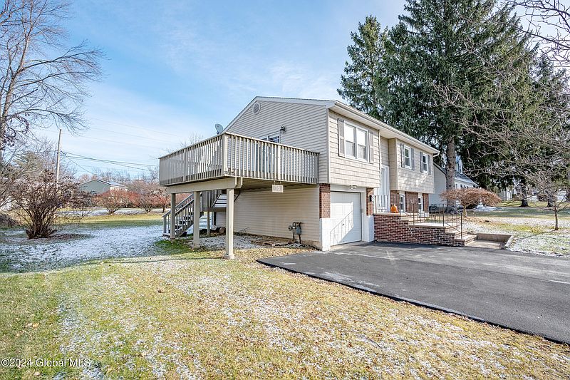 3rd image of 18 Berkshire Drive