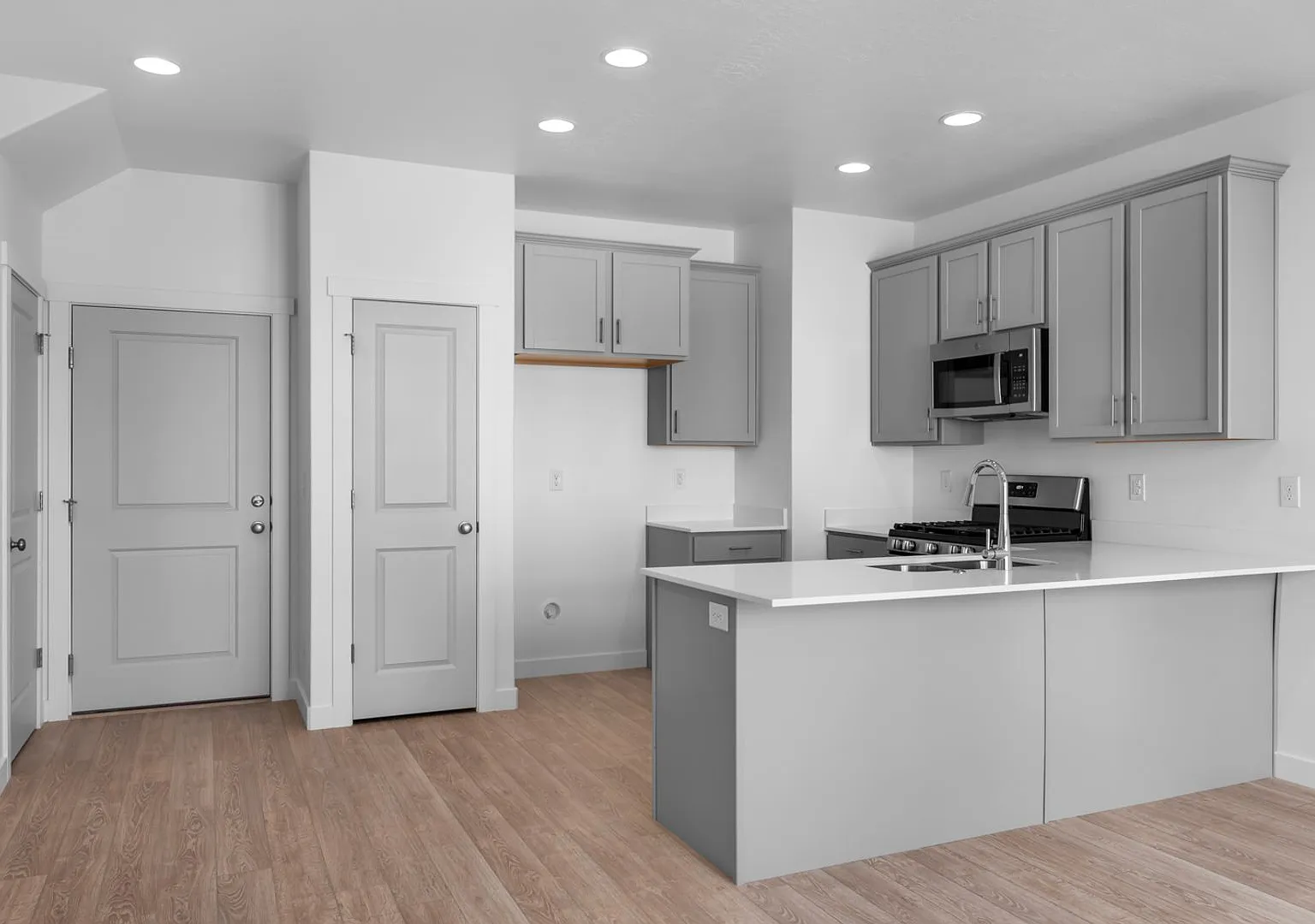 Sign Now For 1 Month Free - Brand New 3-Bed, 3.5-Bath Townhome — Photo 2
