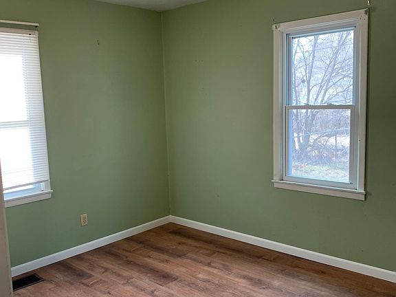 4th image of 45 Halsey Dr