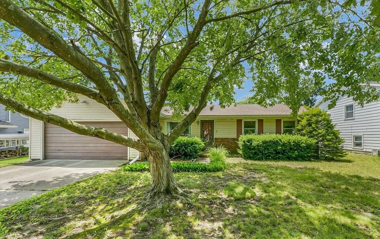 3 bed, 1325 sqft, $2,200 — Photo 1