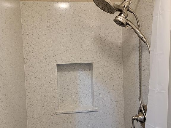 Shower w/ dual head