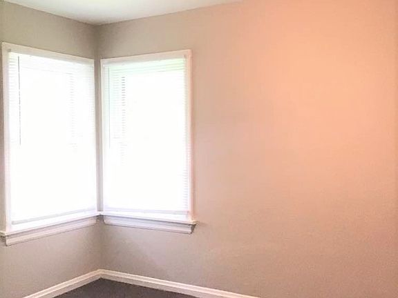3rd image of 402 S Dade Ave