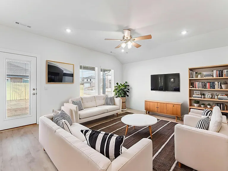114 S Maroon Ave — Photo 4