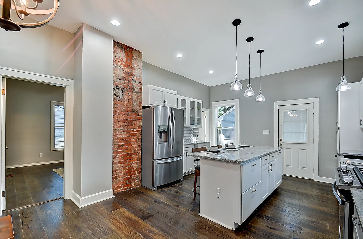 1113 Larch St photo 1