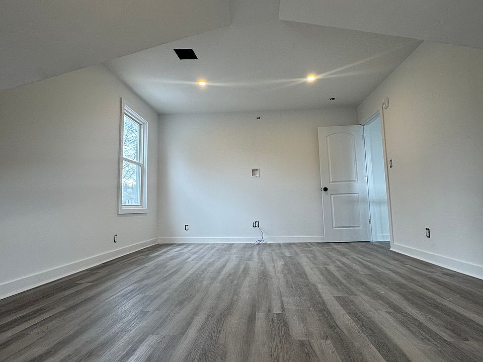 1st image of 7 Hill St Floor 3