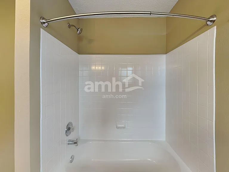 5627 N Plymouth Ct — Photo 15