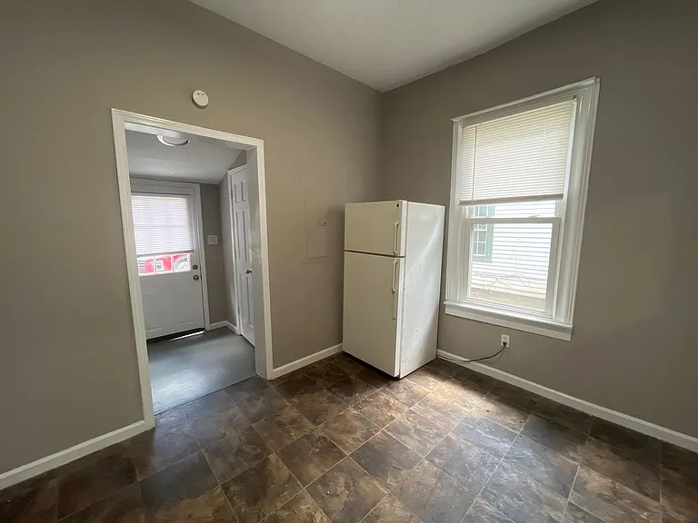 319 E Broadway St — Photo 4