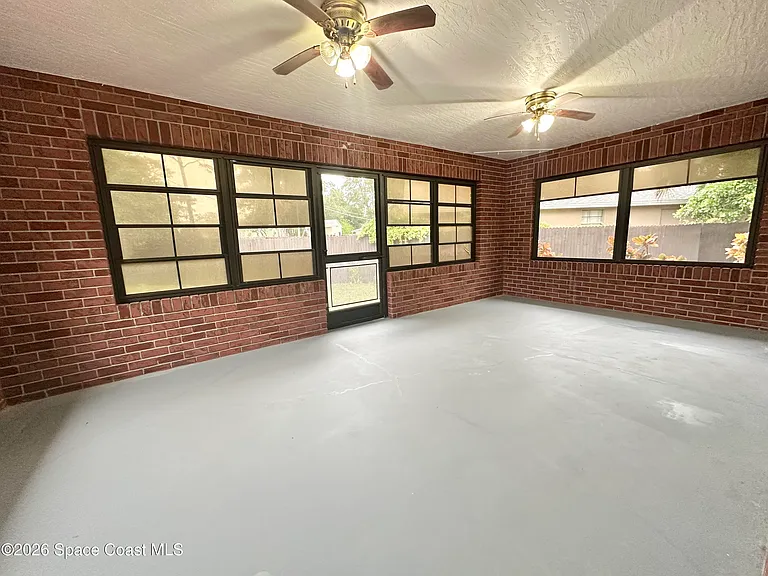 522 Karney Ave NE — Photo 15
