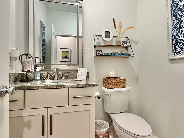 411B Redwood Ave — Photo 12