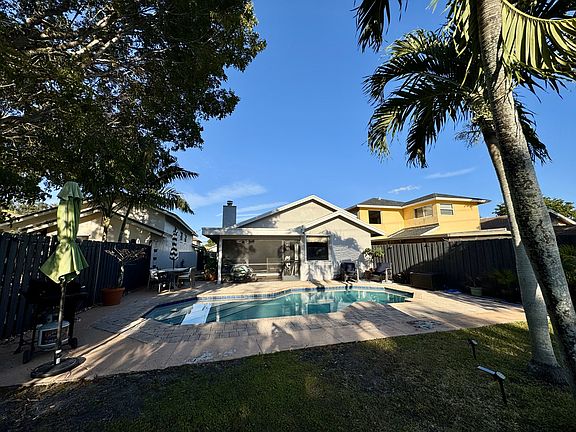 4th image of 575 Lakeside Cir