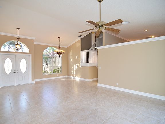 Front door / Dining room 