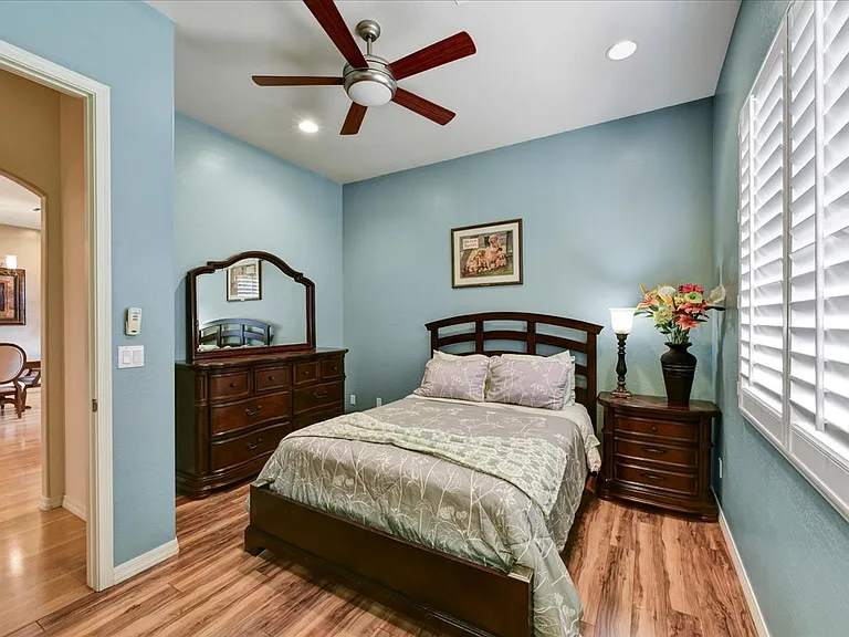 412 E Yearling Rd — Photo 15