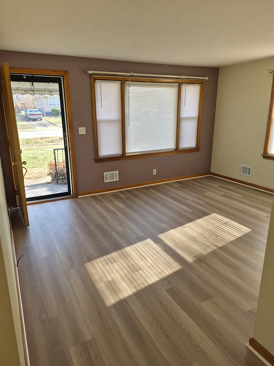 Building Photo - 5820 Dellrose Dr