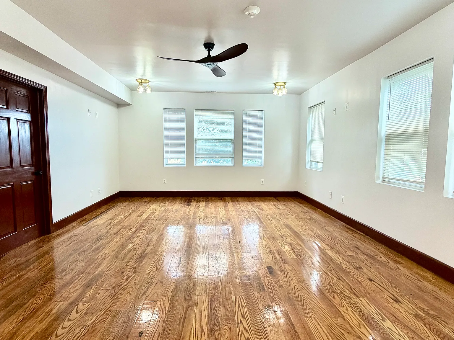 2 bed, 900 sqft, $1,600 — Photo 1