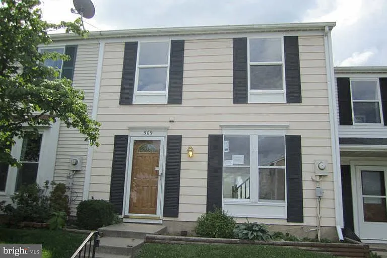 3 bed, 1.5 bath, 1120 sqft, $2,095 — Photo 1