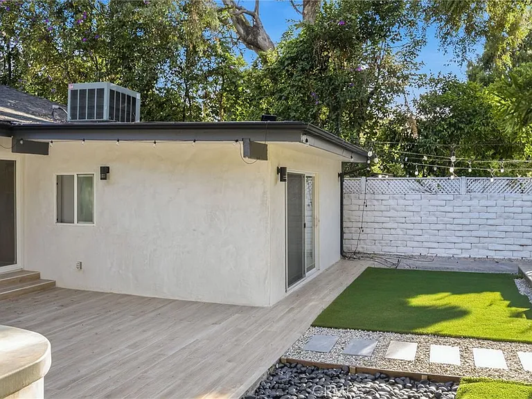 13135 Chandler Blvd — Photo 54