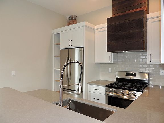 4th image of 2691 34th St #202