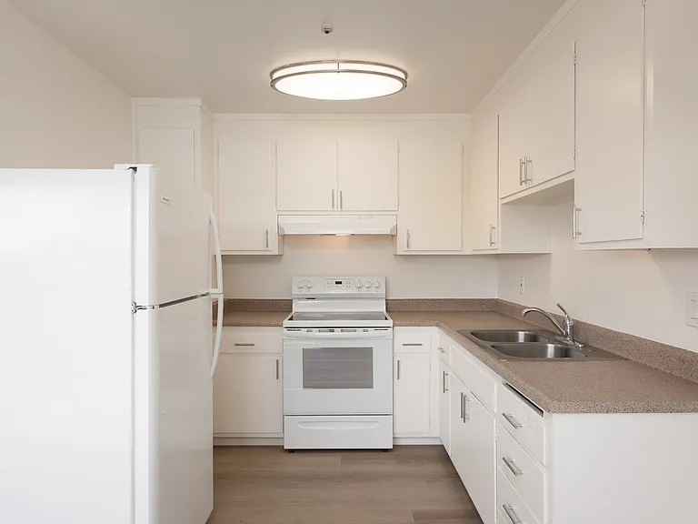 Los Robles Apartments — Photo 4