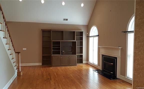 4th image of 101 Emerald Dr