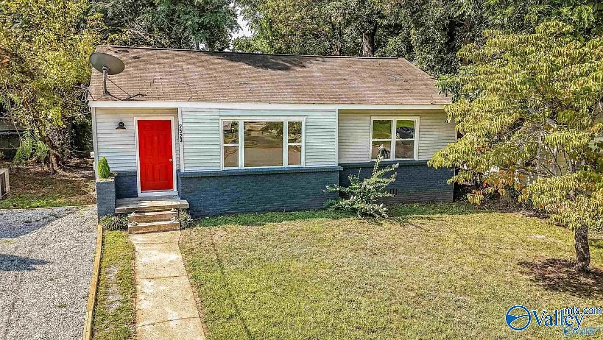 3 bed, 1.0 bath, 1085 sqft, $1,250 — Photo 1