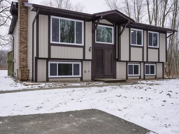 5266 Argentine Rd, Howell, MI 48855