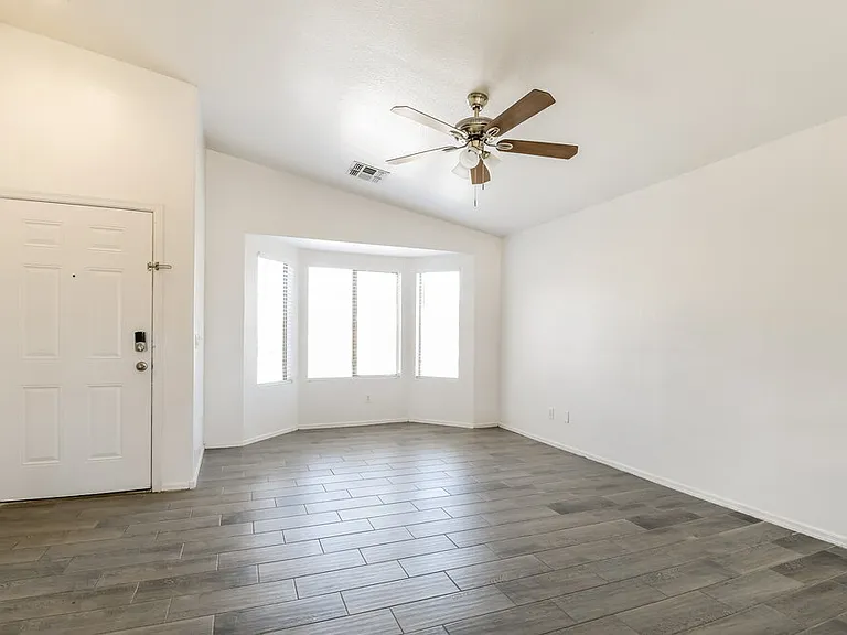 1153 W Diamond Ave — Photo 4