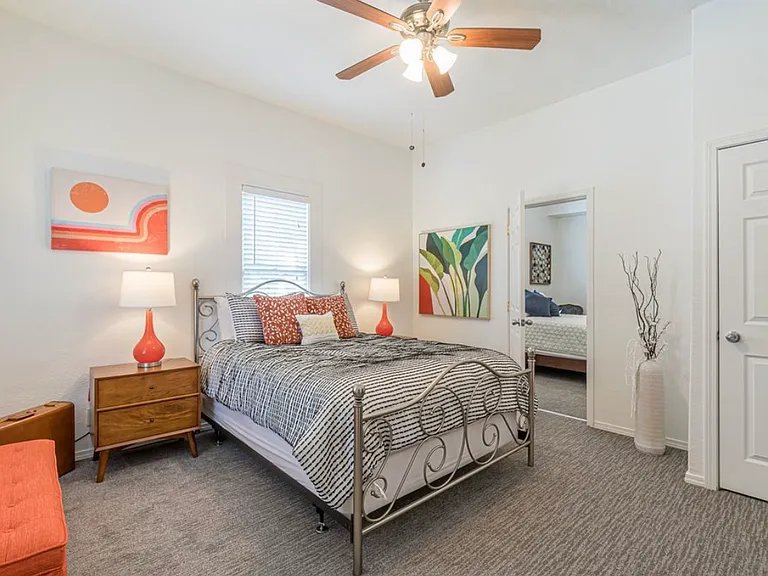 506 E Ashby Pl — Photo 3