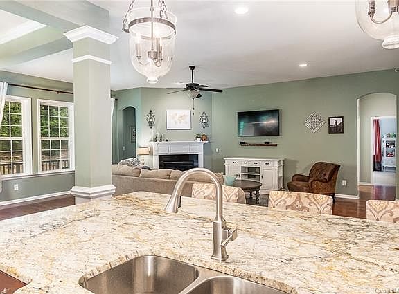 5th image of 301 Holdsworth Dr