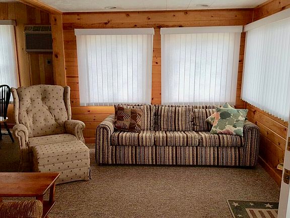 Living room (17ft x 9ft)