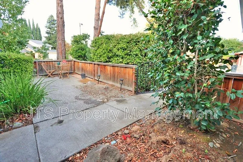 2 bed, 2.0 bath, 982 sqft, $2,195 — Photo 2