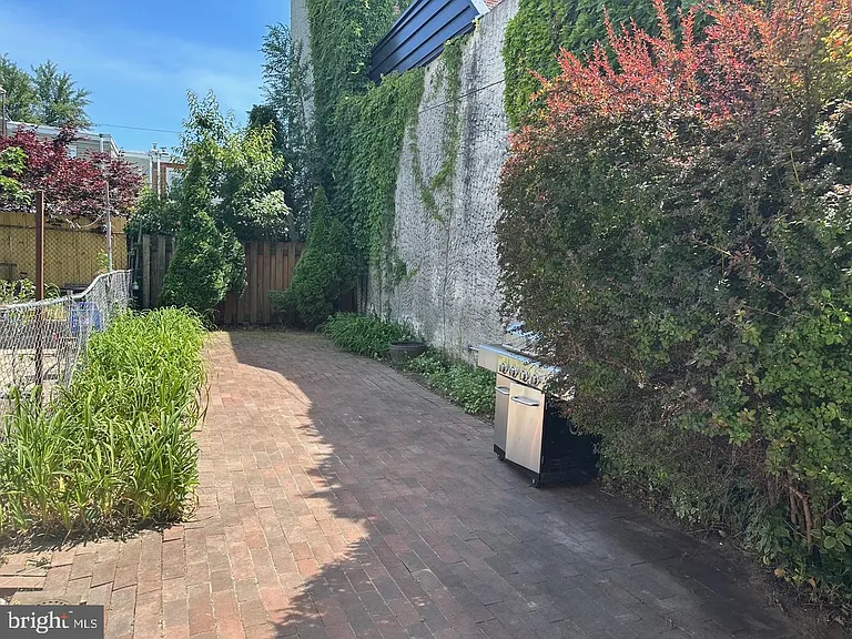 2623 Emerald St — Photo 31