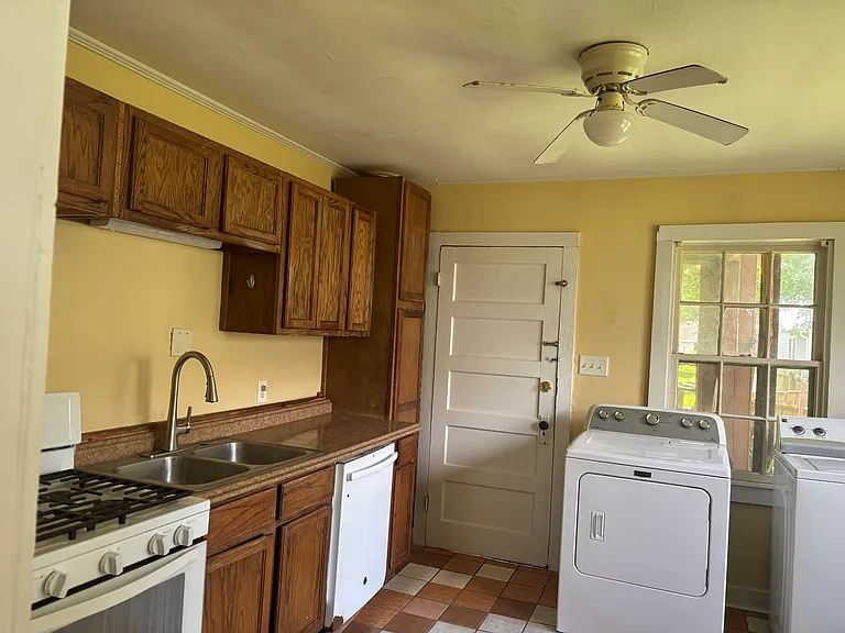127 Louisa Blvd — Photo 5