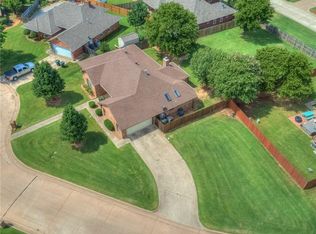1901 Honeysuckle Ln, Midwest City, OK 73130