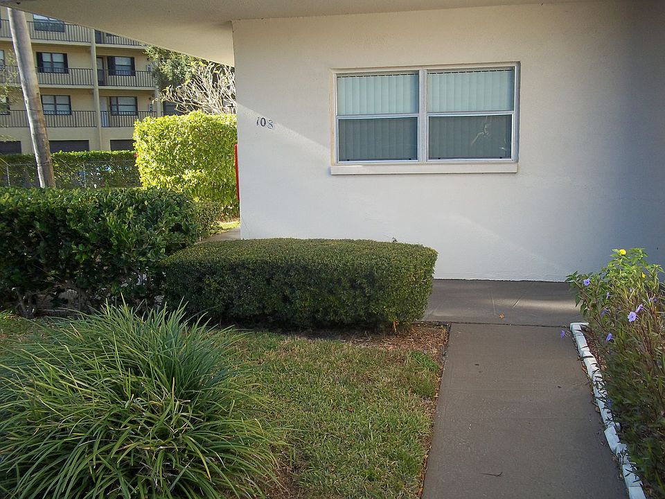 WALKWAY INTO CONDO.