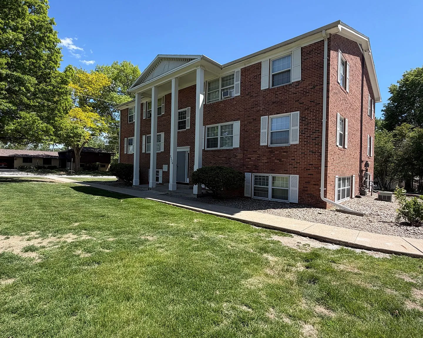 Welcome to Manor Heights Apartments! — Photo 2