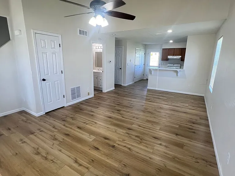 2509-2511 Carnation Dr — Photo 18