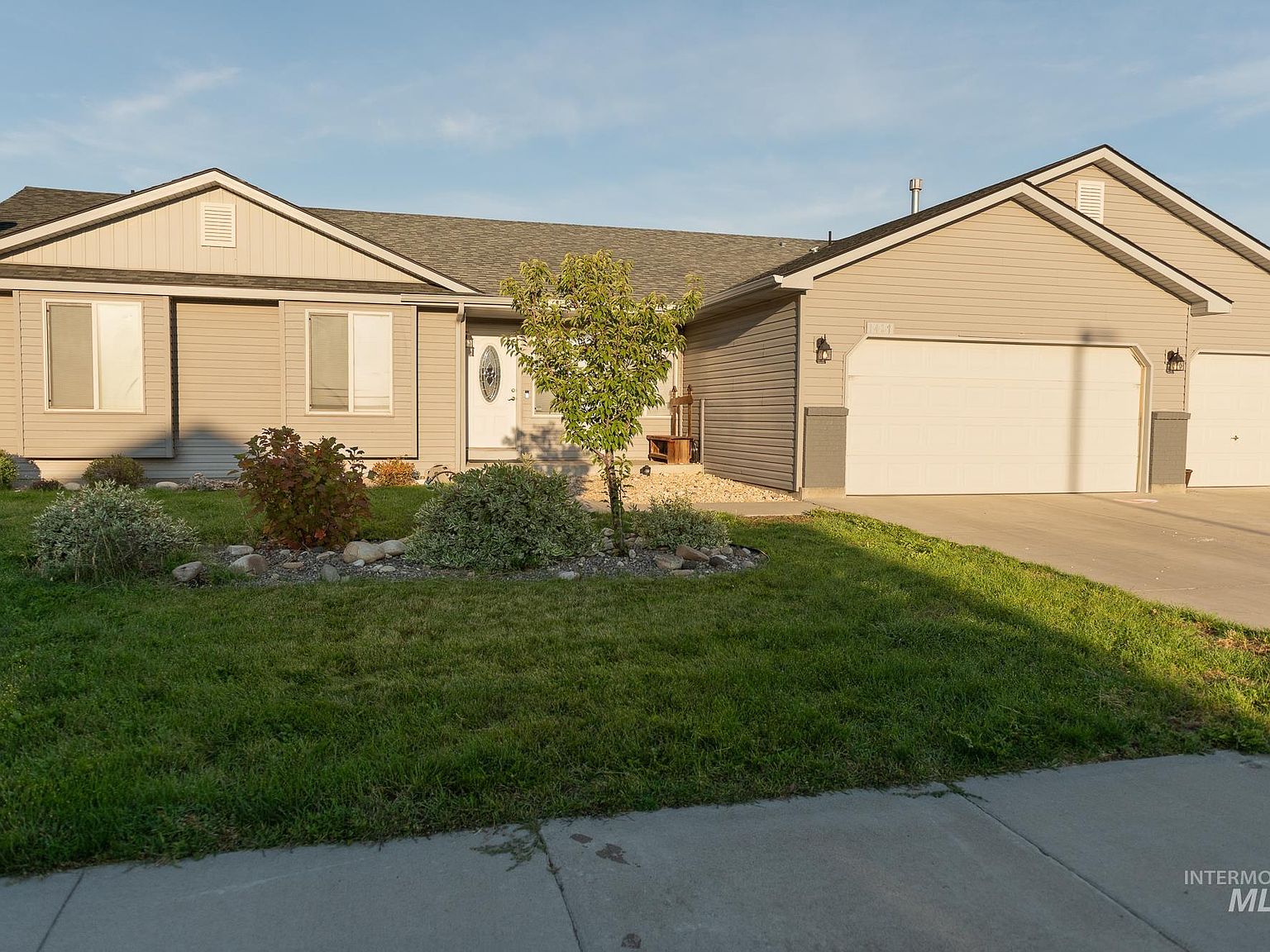 洋書 Mountain Houses 1427 NE Cinder Loop, Mountain Home, ID 83647 | Zillow