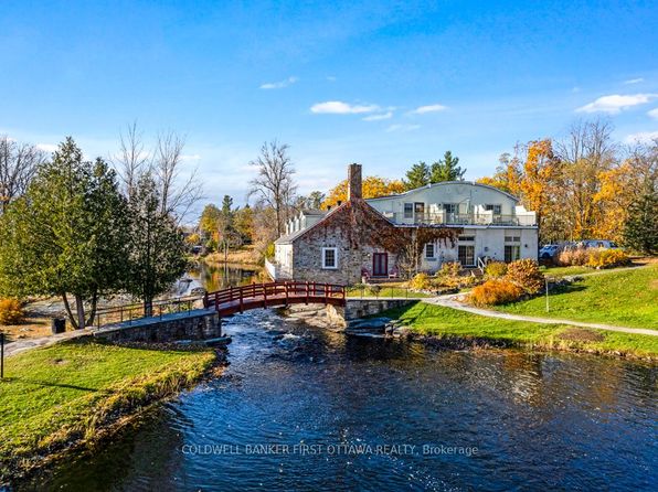 5 B Lewis St, Perth, ON K7H 1M6
