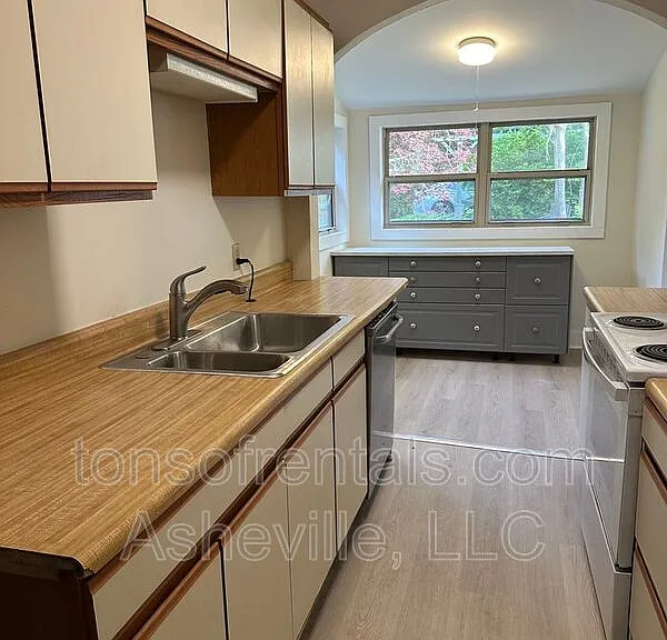 1809 Windsor Dr — Photo 7