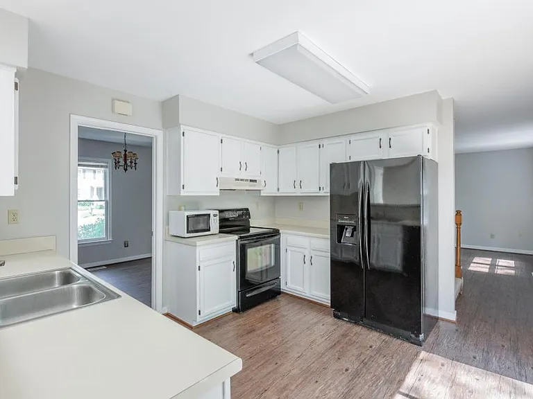 8915 Castle Point Dr — Photo 10