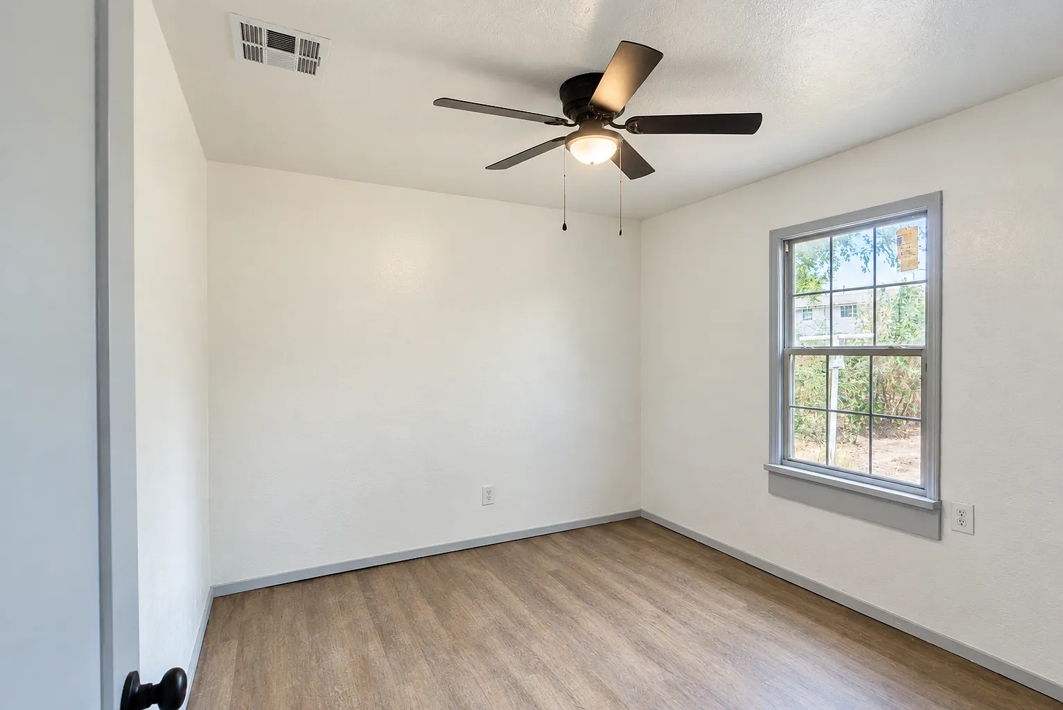 3 bed, 1000 sqft, $1,295 — Photo 3