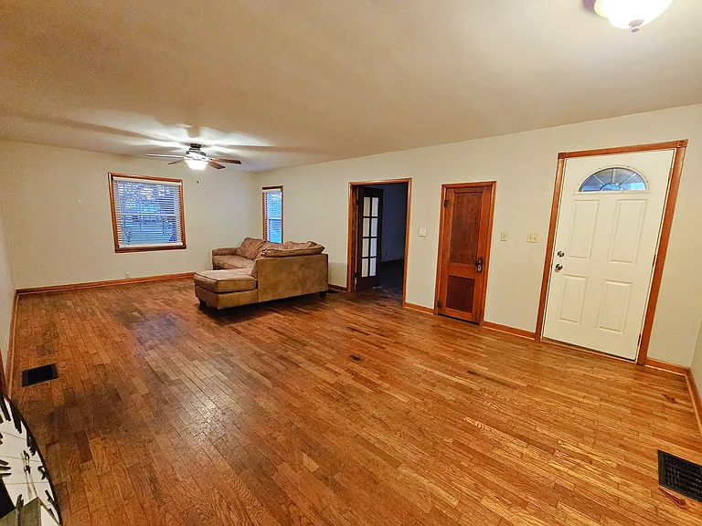 110 E Milligan St — Photo 9