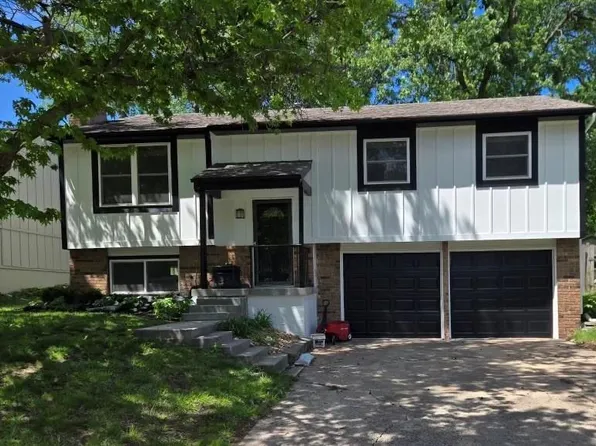 12504 S Summertree Ln, Olathe, KS 66062