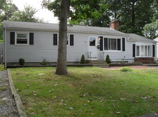 90 Gainsville Dr, Warwick, RI 02886