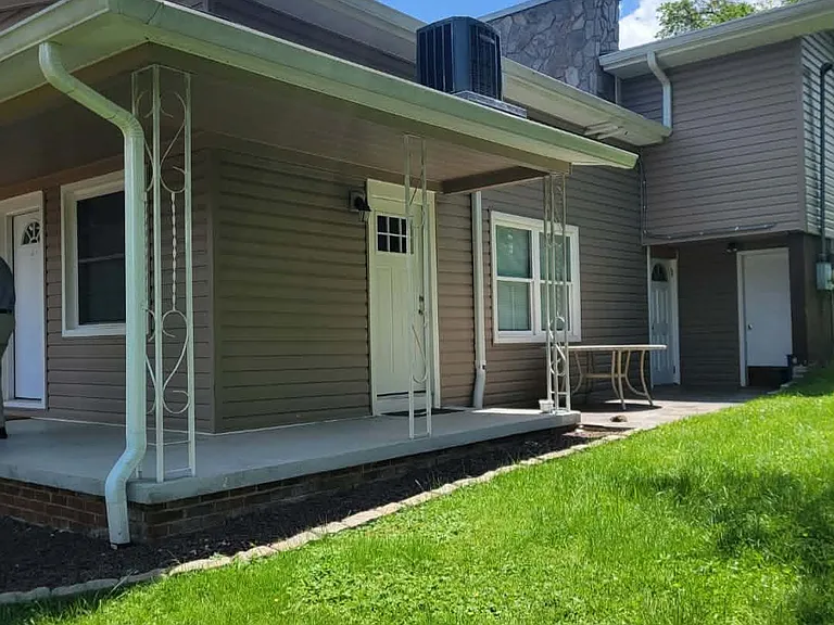 110 Hawthorne Ln — Photo 31
