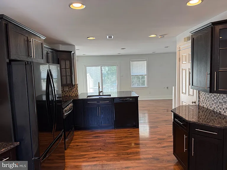 1070 Baywood Dr — Photo 4
