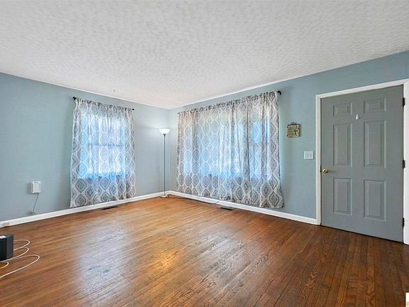 4th image of 119 Love St