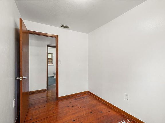 21st image of 809 BURLAND STREET