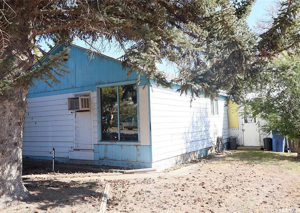 1st image of 1009 1st St N